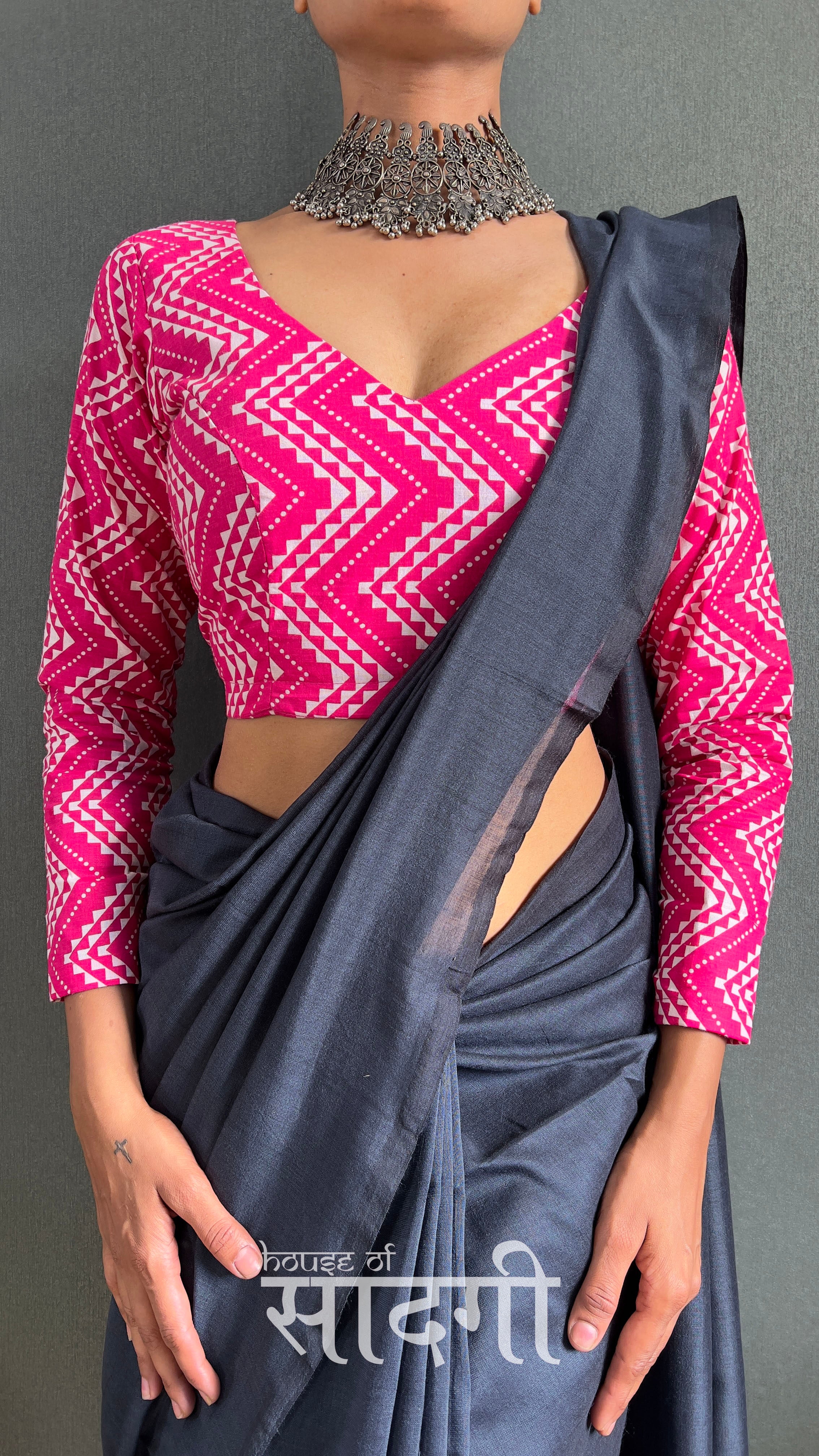 Dark Grey Handloom Cotton Saree With Pink Zig Zag Printed Blouse