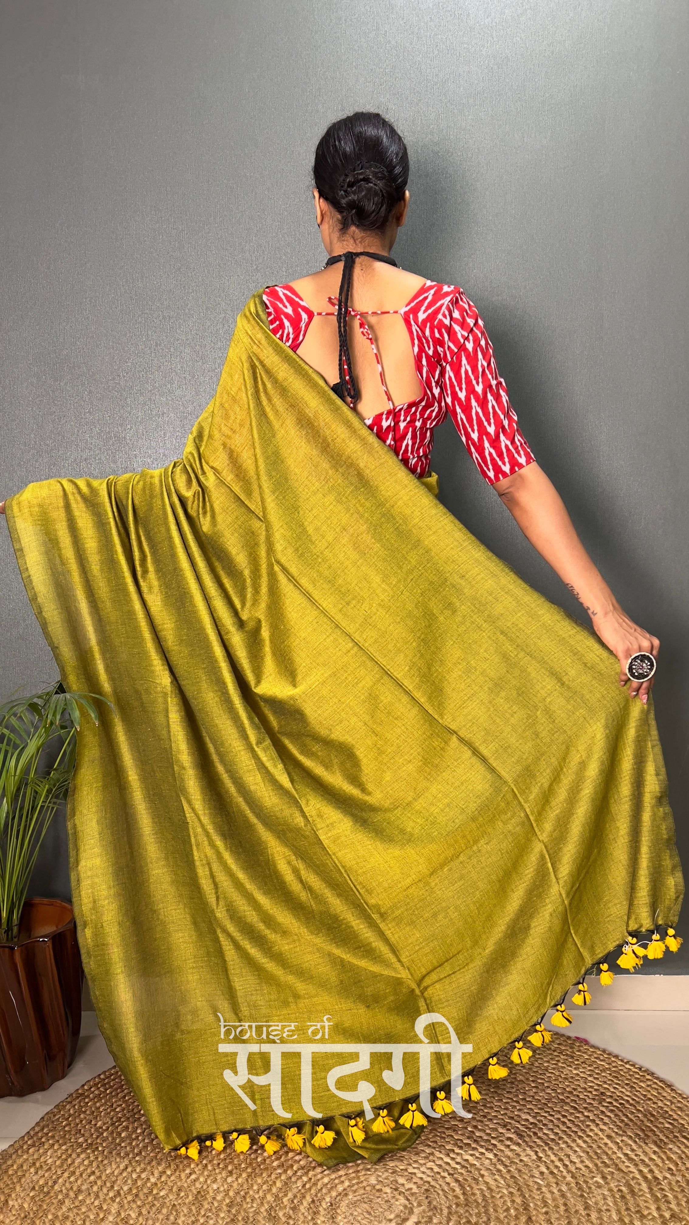 Mehndi Green Handloom Cotton Saree With Red Zig Zag Printed Blouse