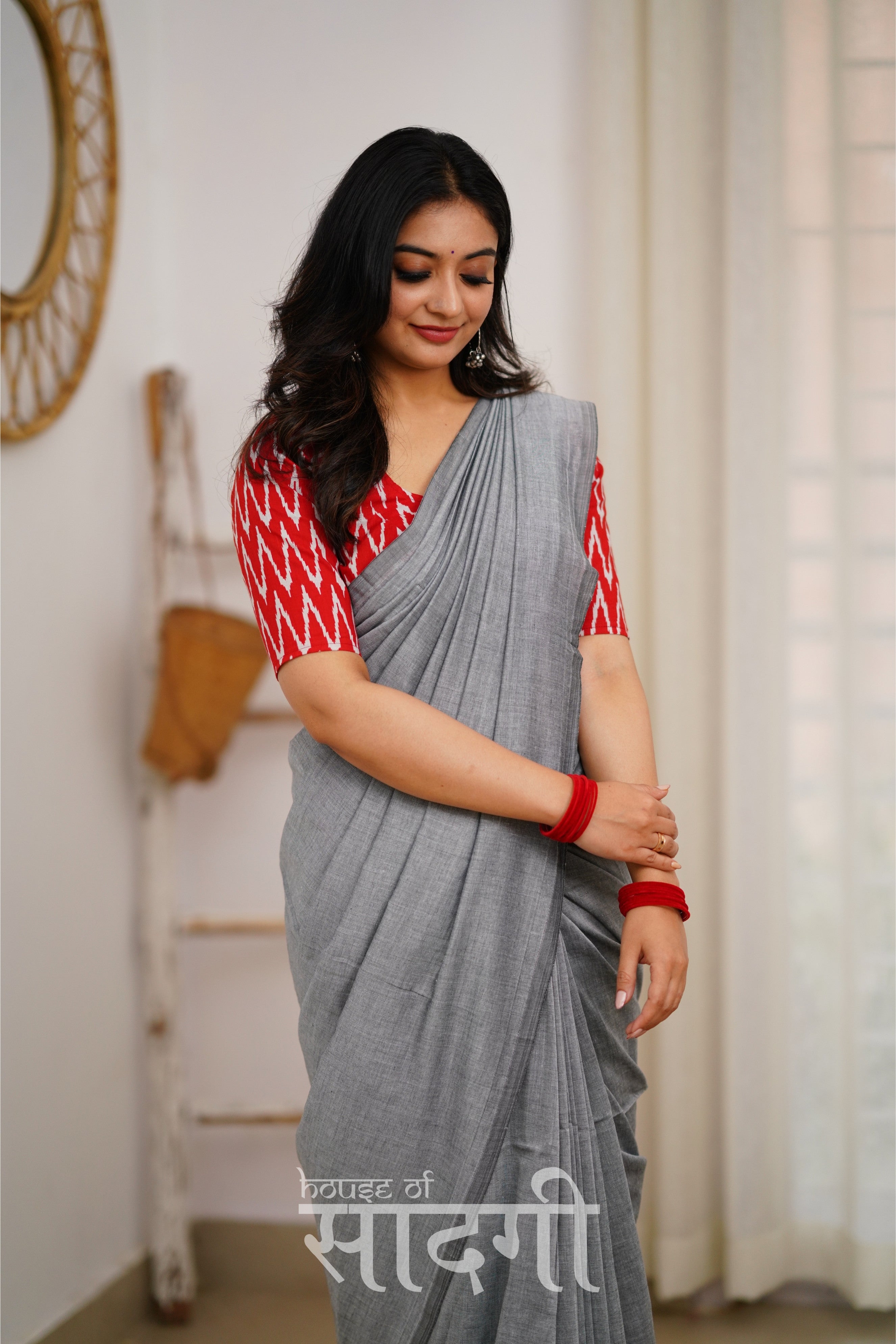 Light Grey Handloom Khadi Cotton Saree With Red Zig Zag Print Blouse